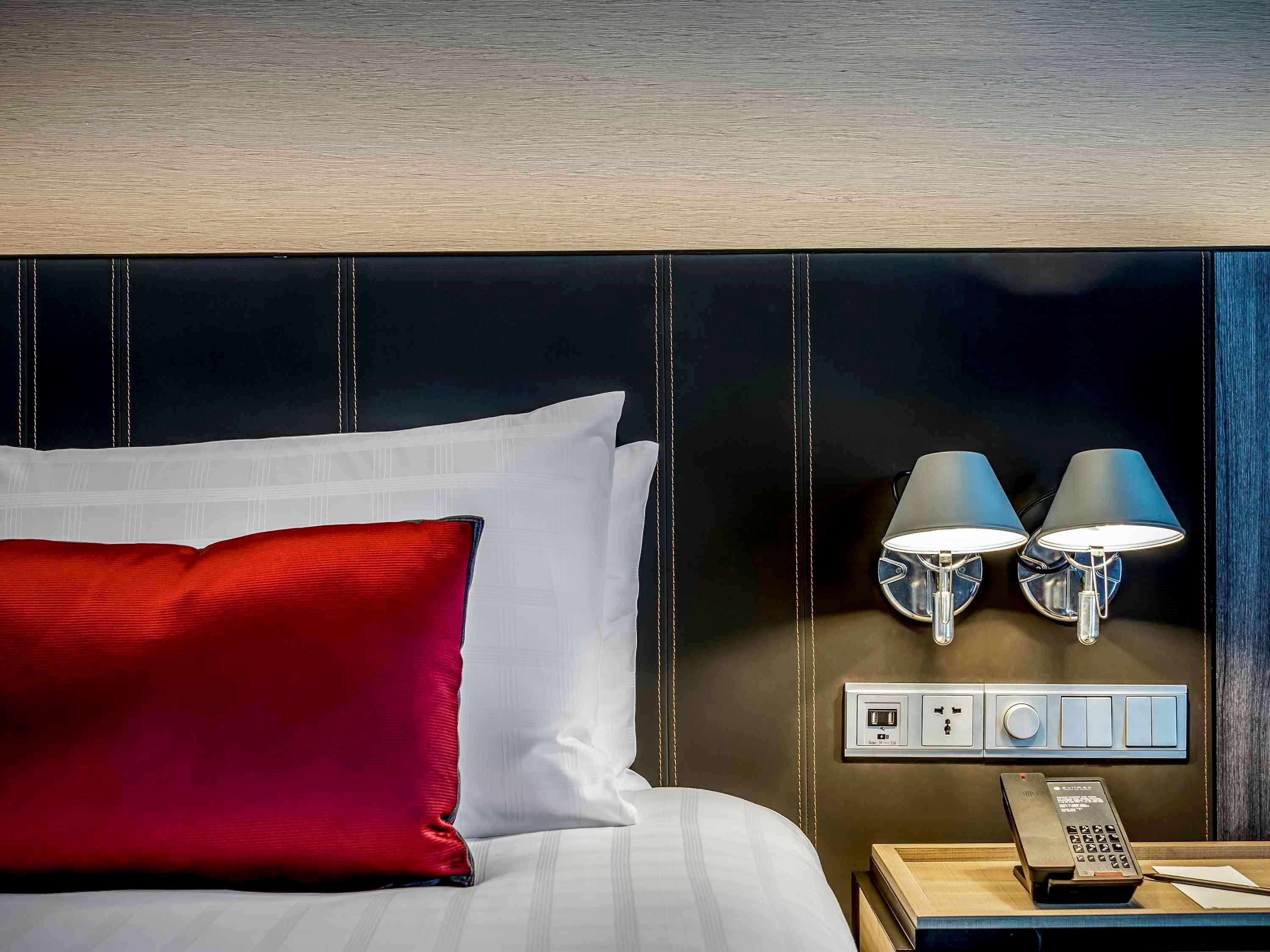 Pullman Bangkok King Power Hotell Eksteriør bilde A bed with a red pillow