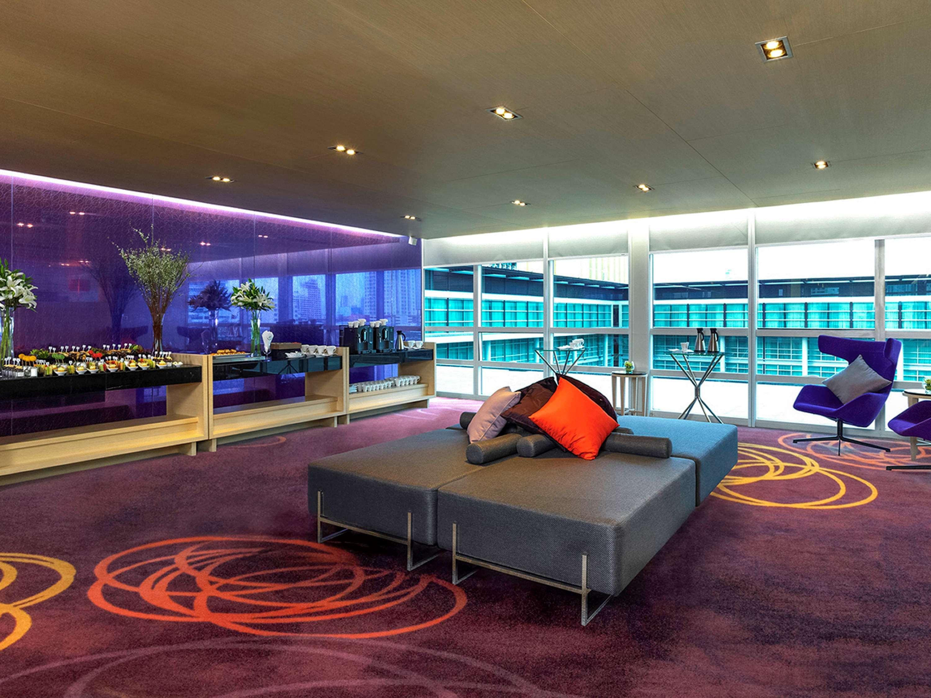 Pullman Bangkok King Power Hotell Eksteriør bilde The interior of the W lounge at London Heathrow Airport