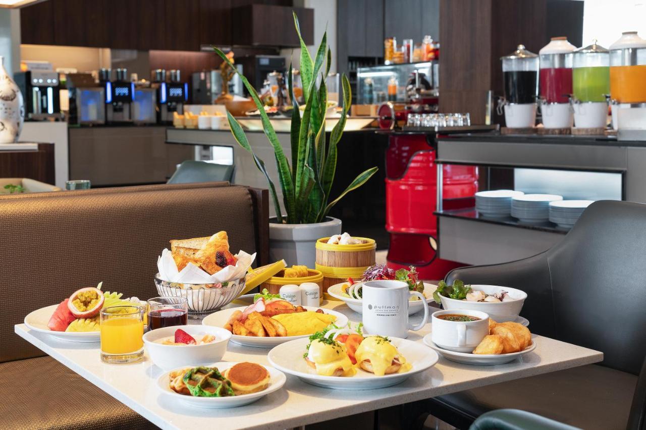 Pullman Bangkok King Power Hotell Eksteriør bilde A typical buffet at a hotel