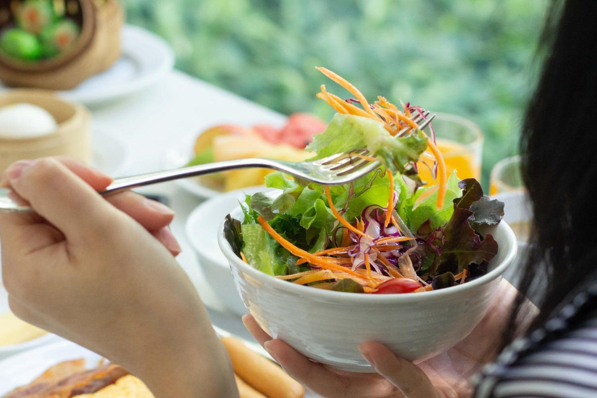 Pullman Bangkok King Power Hotell Eksteriør bilde A woman eating a salad