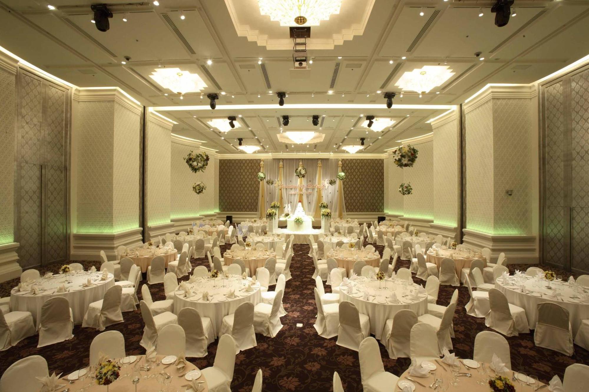 Pullman Bangkok King Power Hotell Eksteriør bilde Wedding reception at the Grand Ballroom