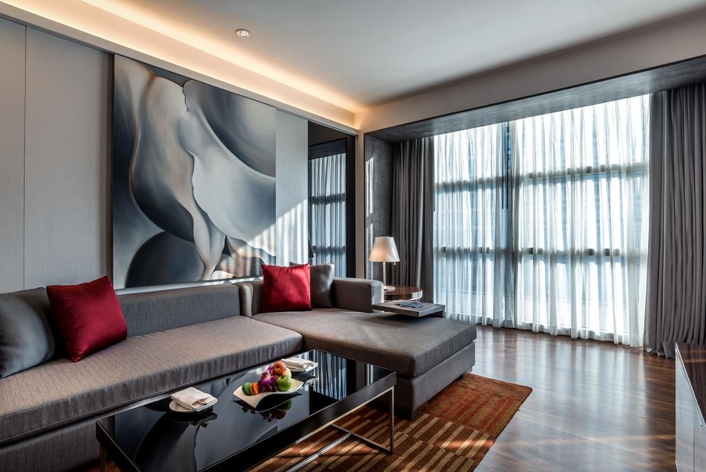Pullman Bangkok King Power Hotell Eksteriør bilde Living room of a suite