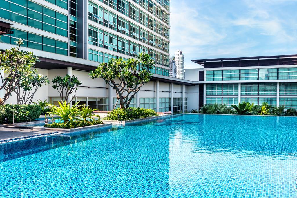 Pullman Bangkok King Power Hotell Eksteriør bilde The swimming pool at the hotel